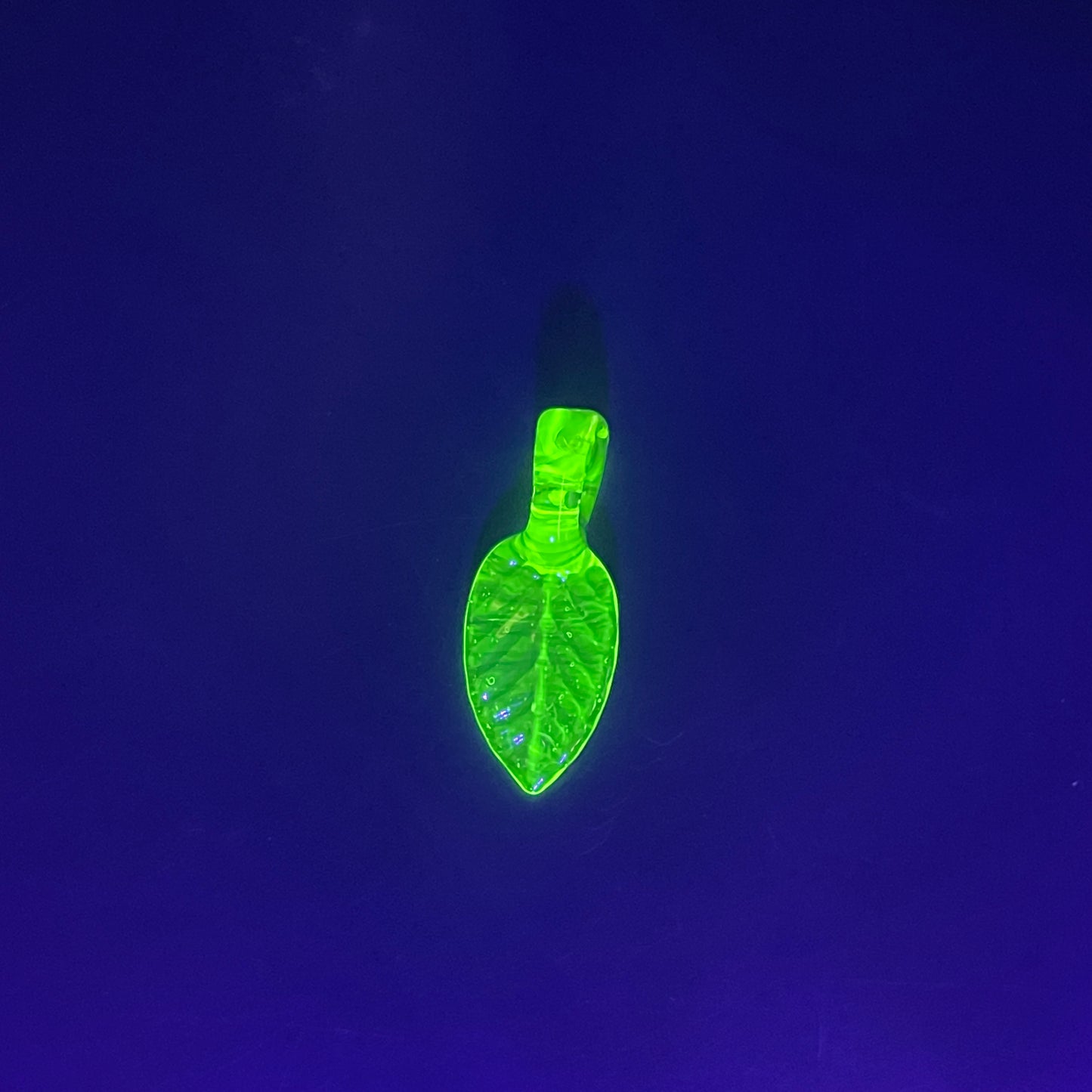 Domepiecer UV Green Blade Leaf Pendant